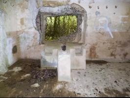 Ligne Maginot - B818 - LA TAILLE LAMBEAUX - (Blockhaus pour canon) - La chambre de tir du flanquement droit
L'embrasure du canon après plusieurs coups directs - Le mur opposé (flanquement gauche) présente des impacts de projectiles ayant traversés la longueur du blockhaus