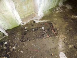 Ligne Maginot - B818 - LA TAILLE LAMBEAUX - (Blockhaus pour canon) - La chambre de tir du flanquement droit
La gaine d'aération du niveau inférieur et l'emplacement de la base du support métallique de la bêche gauche du canon