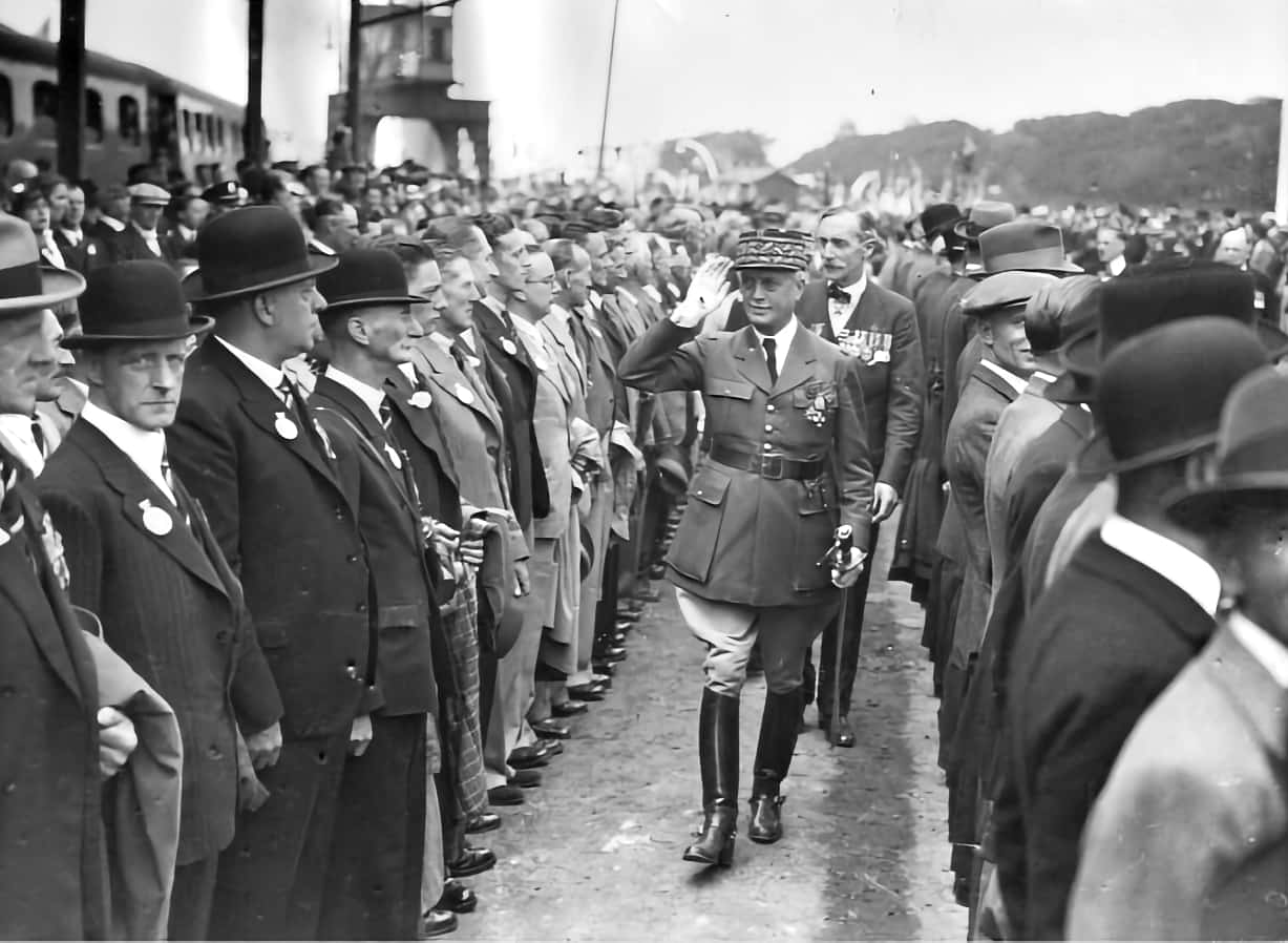 Ligne Maginot - Le général Tencé Julien Maurice - Le général Tencé Julien Maurice  en  août 1939. La photo est prise à la gare maritime de  Boulogne  lors d'un évènement appelé par la presse 'La visite des vieux méprisables'  où le  général Tencé,  alors gouverneur militaire de Dunkerque, passe en revue quinze cents survivants de la première armée britannique de cent mille hommes qui commença à arriver à Boulogne en août 1914