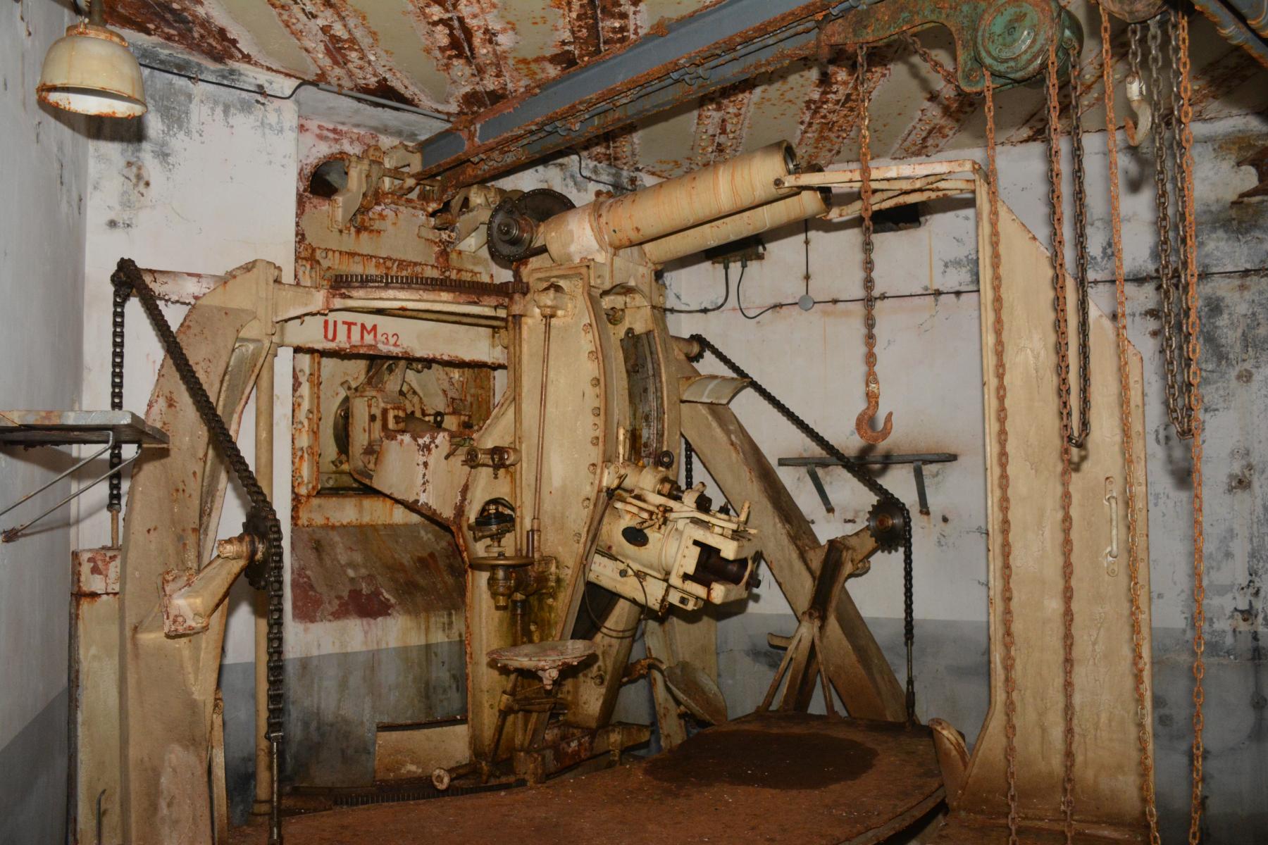 Ligne Maginot - Canon-obusier de 75 mm modèle 1933 sous casemate - Ouvrage du Simserhof