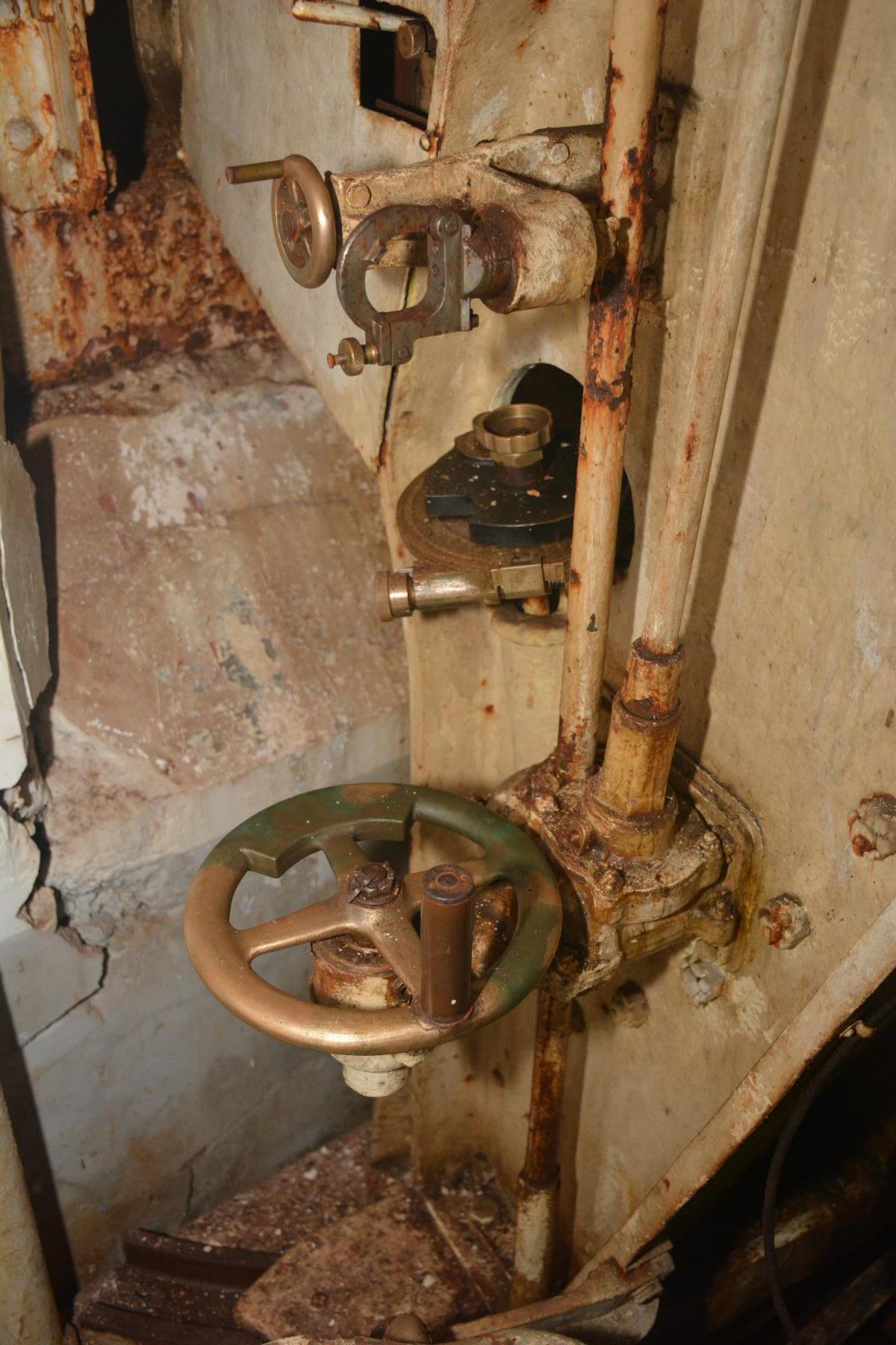 Ligne Maginot - Canon-obusier de 75 mm modèle 1933 sous casemate - Ouvrage du Simserhof
Pointage coté gauche de la pièce