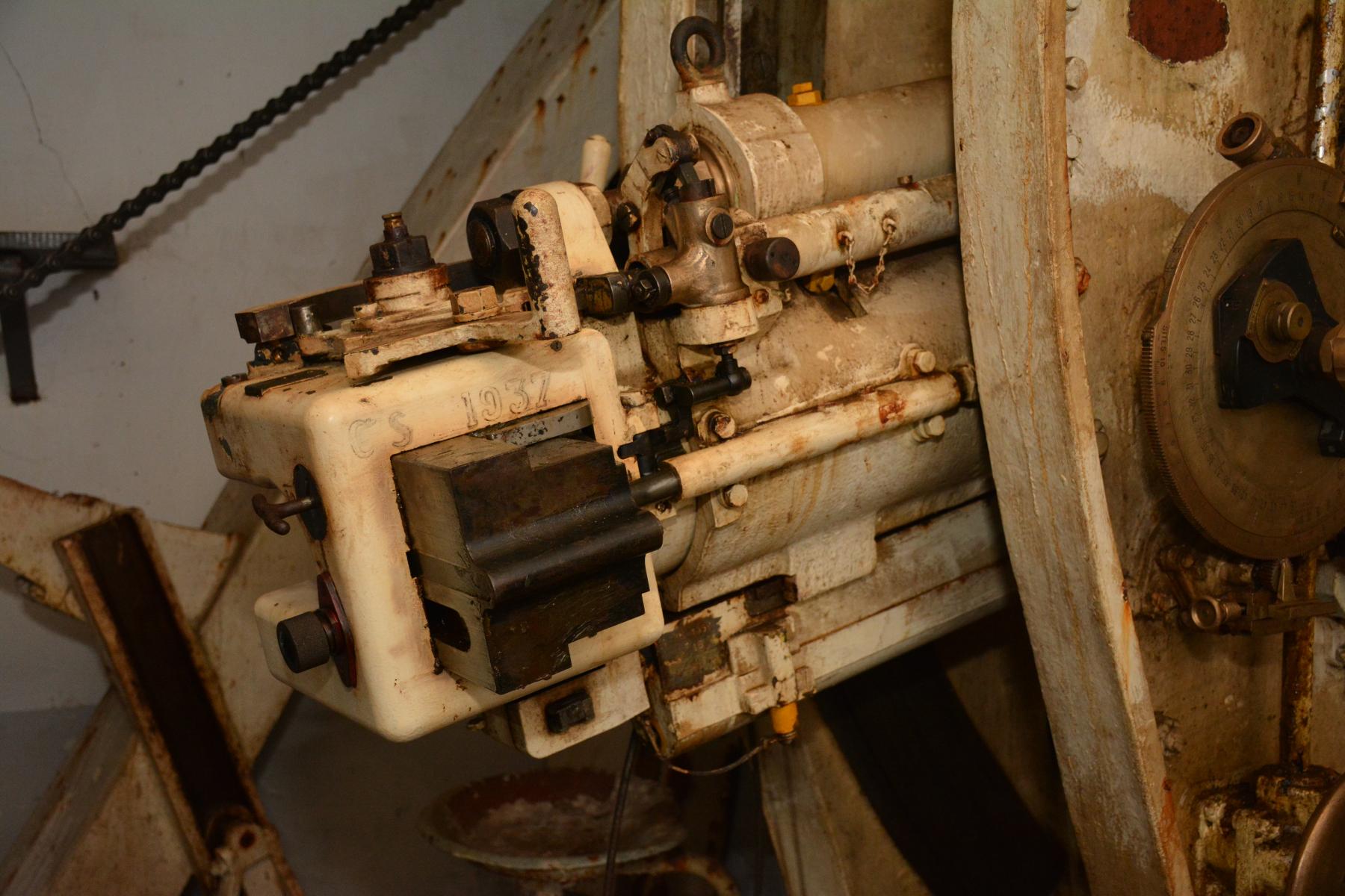 Ligne Maginot - Canon-obusier de 75 mm modèle 1933 sous casemate - Ouvrage du Simserhof
Culasse de la bouche à feu
La clef de sureté est en place