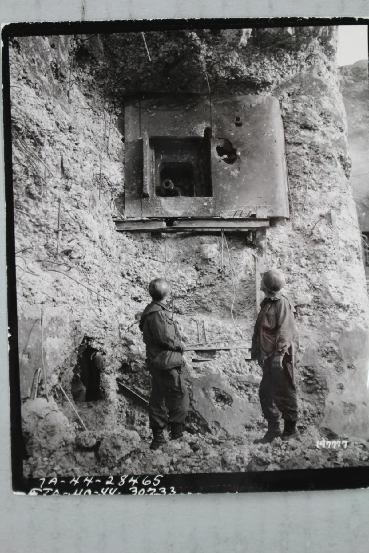 Ligne Maginot - SIMSERHOF - (Ouvrage d'artillerie) - Soldats américains examinant la façade du bloc 5 après l'attaque alliée
Photo 197777 du 19 dec 1944