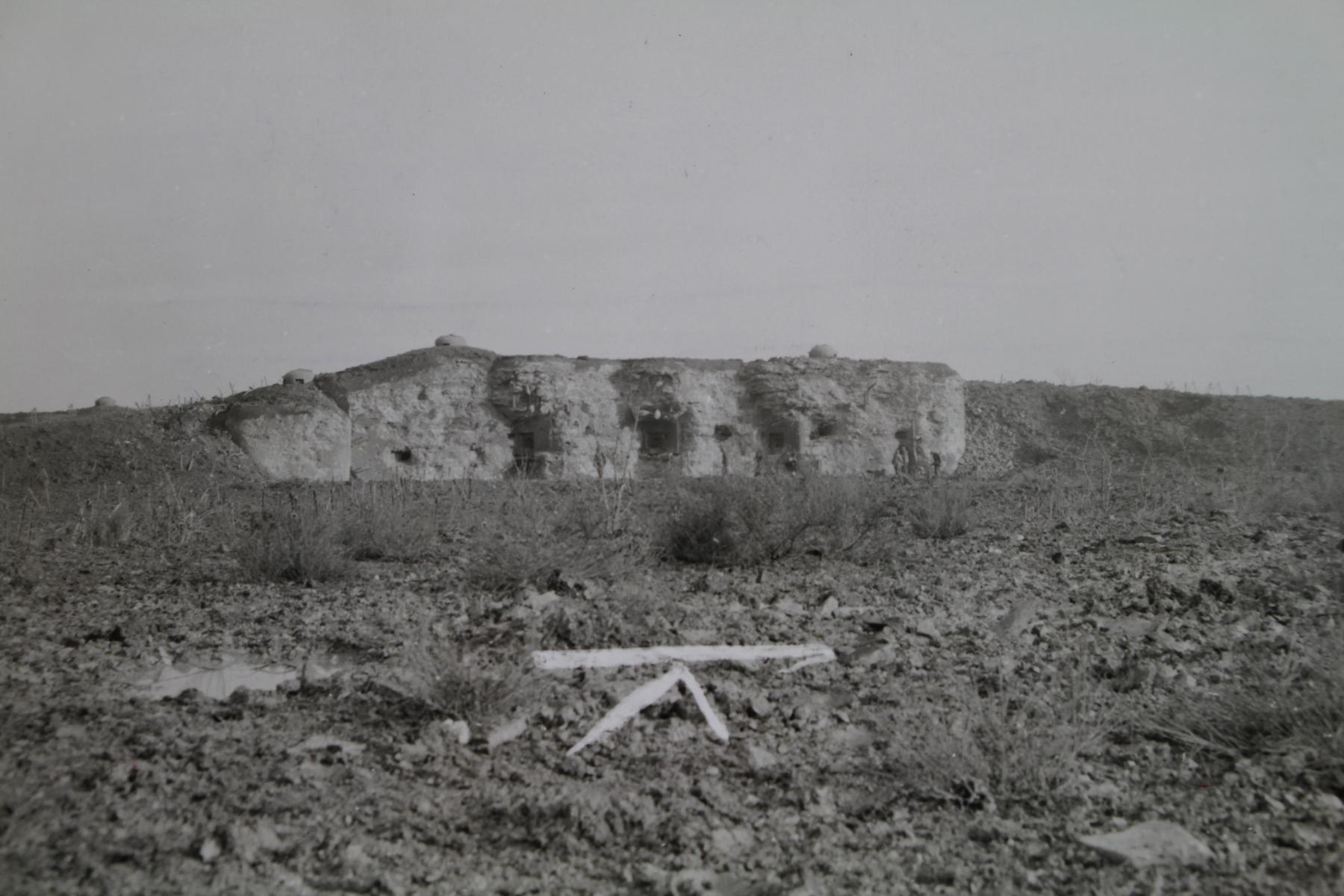 Ligne Maginot - SIMSERHOF - (Ouvrage d'artillerie) - Vue extérieure du bloc 5  après l'attaque américaine
Photo prise en décembre 1944
Photo 6AG 28454 / ETA HQ 44 30223 , 19 dec 1944