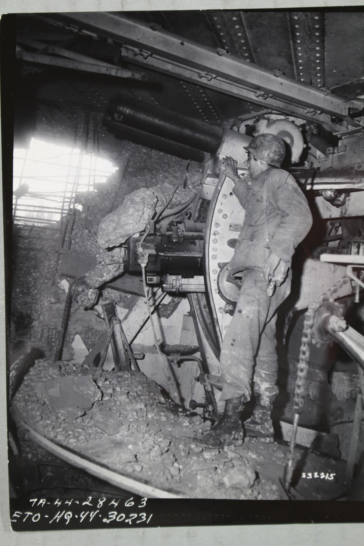 Ligne Maginot - SIMSERHOF - (Ouvrage d'artillerie) - L'intérieur du bloc 5 après l'attaque américaine le 19 décembre 1944
photo Signal Corp 6AG 28463/ ETA HQ 44 30231