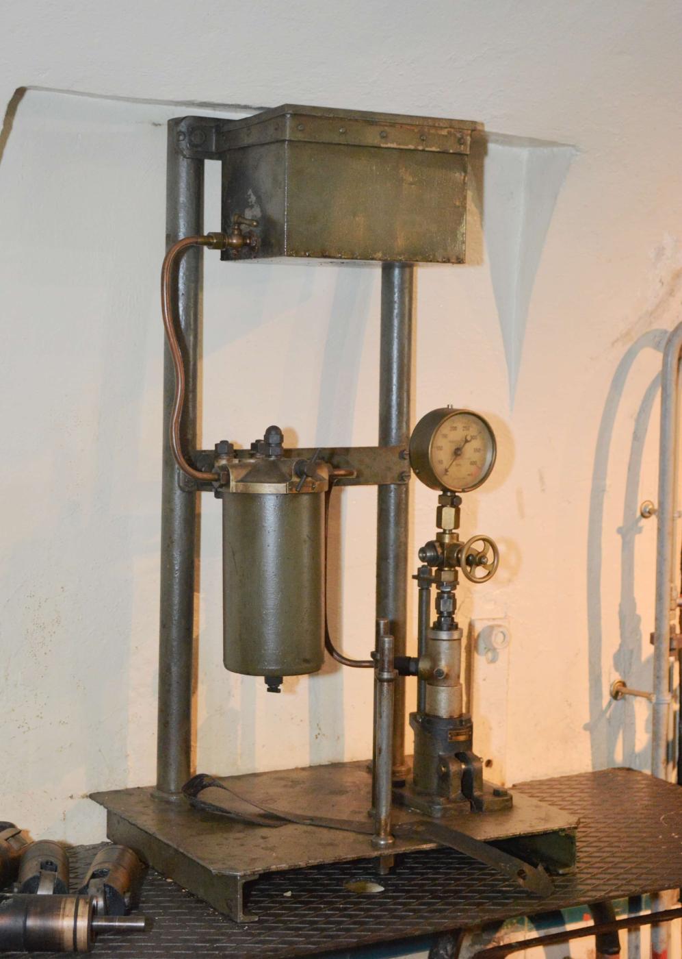 Ligne Maginot - SIMSERHOF - (Ouvrage d'artillerie) - Usine électrique
Dispositif pour le tarage des injecteurs des moteurs diesel. - Pascal Lambert