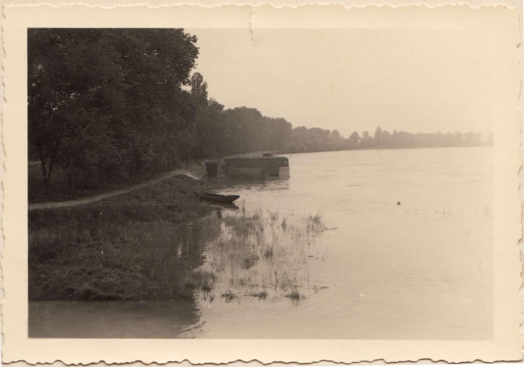 Ligne Maginot - PONT DE SELTZ - (Casemate d'infanterie - Double) - La casemate sous les eaux
Noter les panneaux de crue - Inconnu