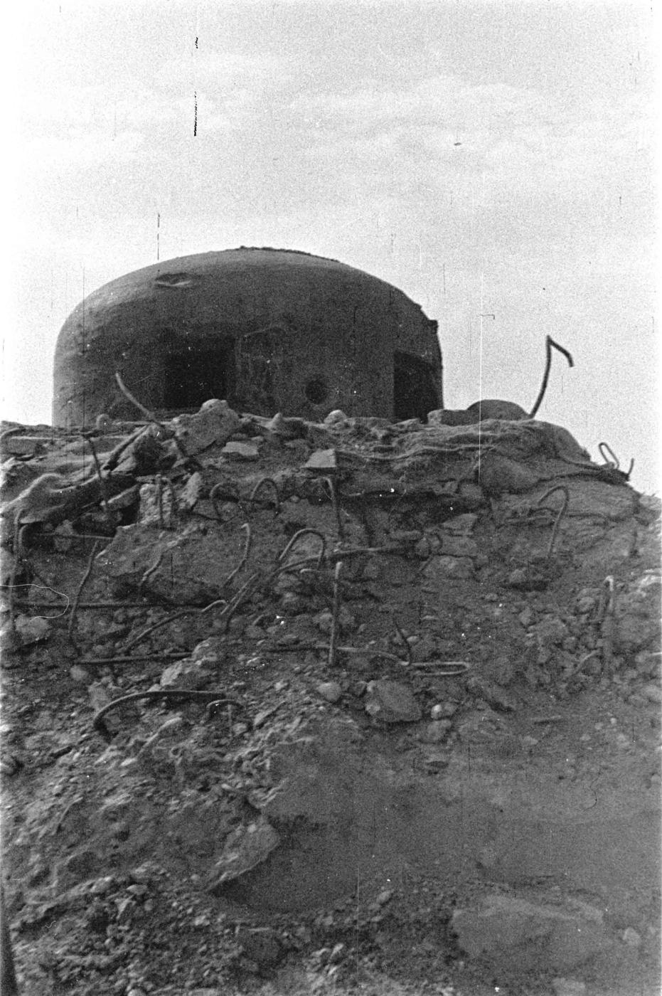 Ligne Maginot - ASCHBACH EST - O2 - (Casemate d'infanterie - Double) - La casemate après les combats 
La cloche est - Albert HAAS