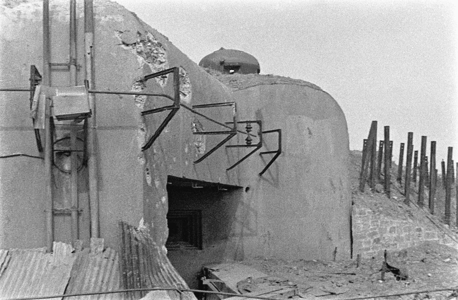 Ligne Maginot - BOIS DE HOFFEN EST - O3 - (Casemate d'infanterie - Simple) - Photo prise après les combats
La façade de la casemate - Albert HAAS