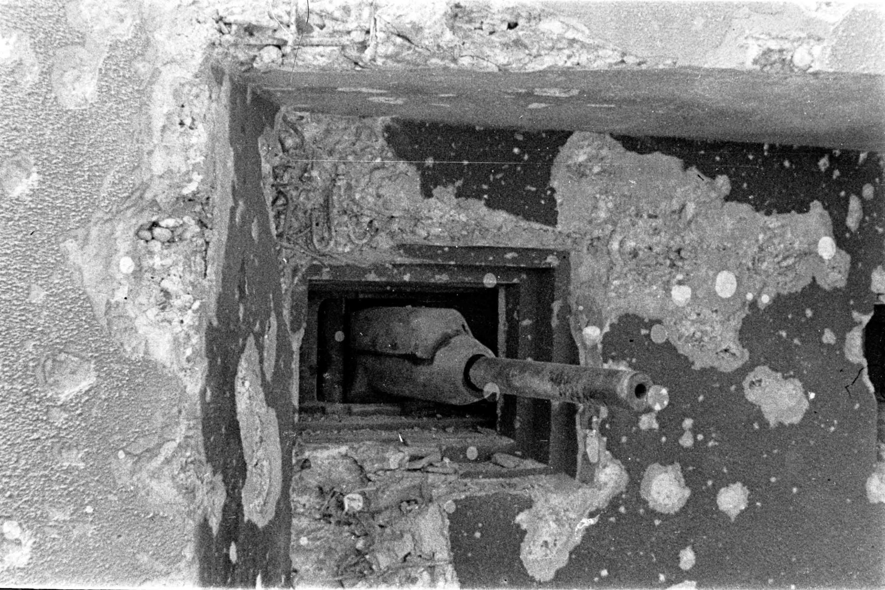 Ligne Maginot - HOFFEN - (Casemate d'infanterie - Simple) - Photo prise après les combats
La façade de la casemate, le canon AC est en place - Albert HAAS