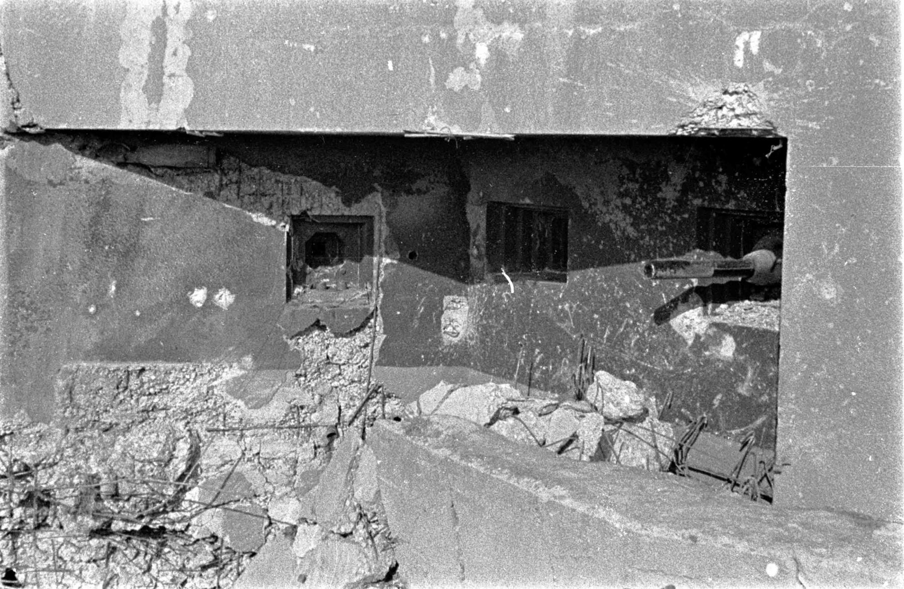 Ligne Maginot - OBERROEDERN NORD - (Casemate d'infanterie - Double) - Photo prise après les combats
Le fossé replié par l'explosion d'une bombe - Albert HAAS
