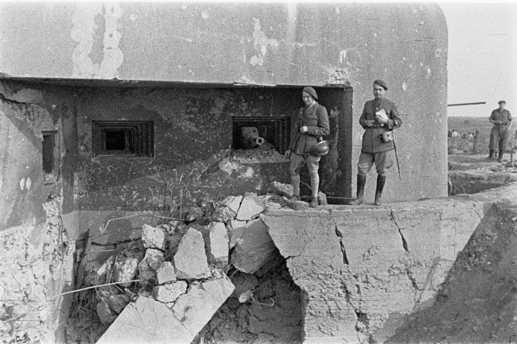 Ligne Maginot - OBERROEDERN NORD - (Casemate d'infanterie - Double) - Photo prise après les combats
Le fossé remblayé par l'explosion d'une bombe en avant de la facade - Albert HAAS