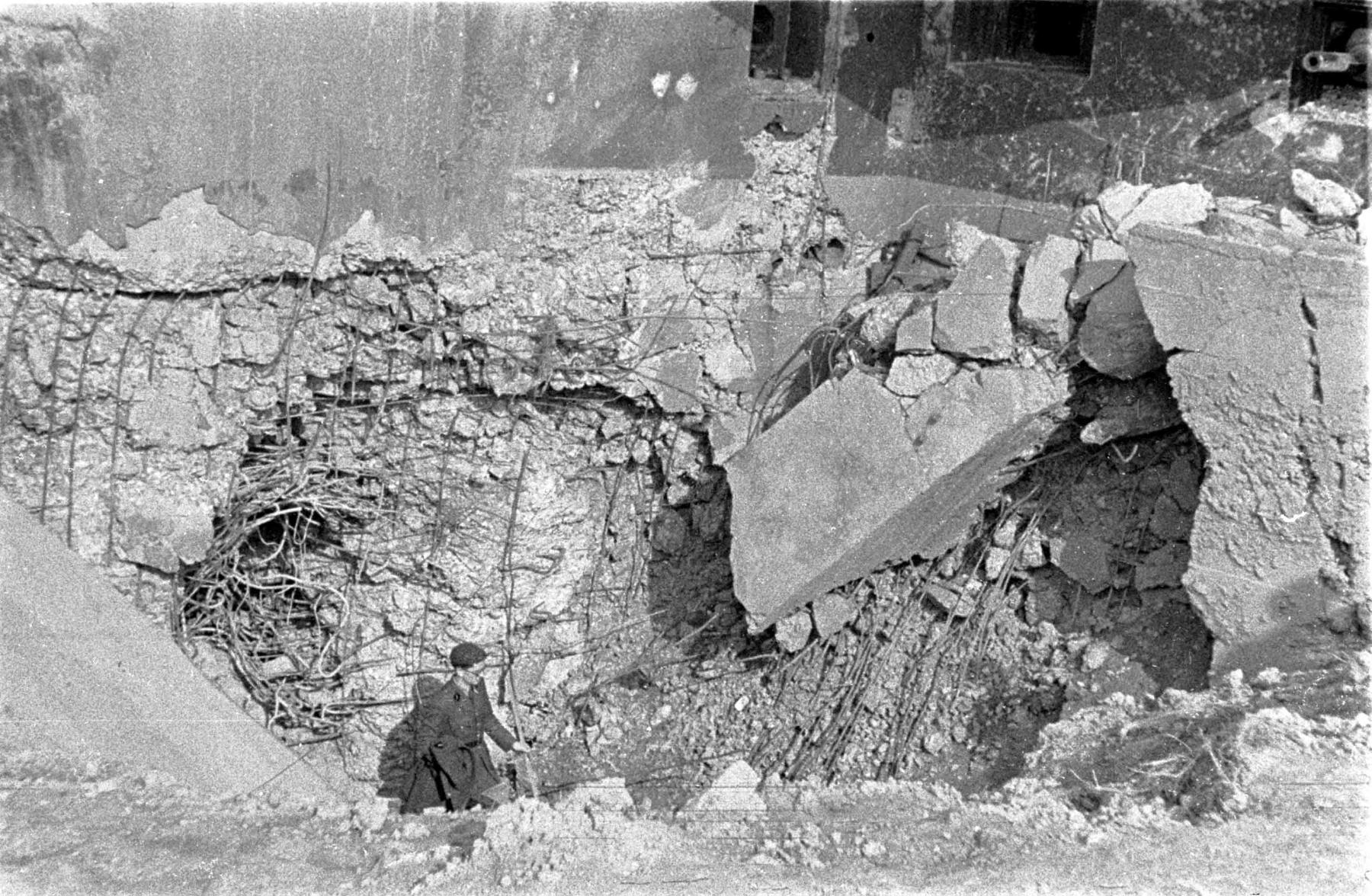 Ligne Maginot - OBERROEDERN NORD - (Casemate d'infanterie - Double) - Photo prise après les combats
La façade percée par l'explosion d'une bombe en avant du fossé - Albert HAAS