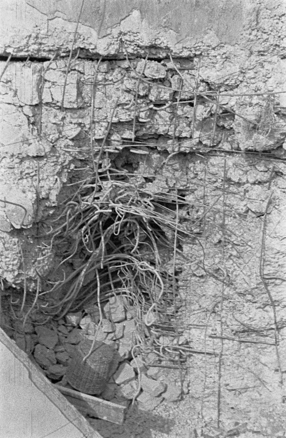 Ligne Maginot - OBERROEDERN NORD - (Casemate d'infanterie - Double) - Photo prise après les combats
La façade percée par l'explosion d'une bombe en avant du fossé - Albert HAAS