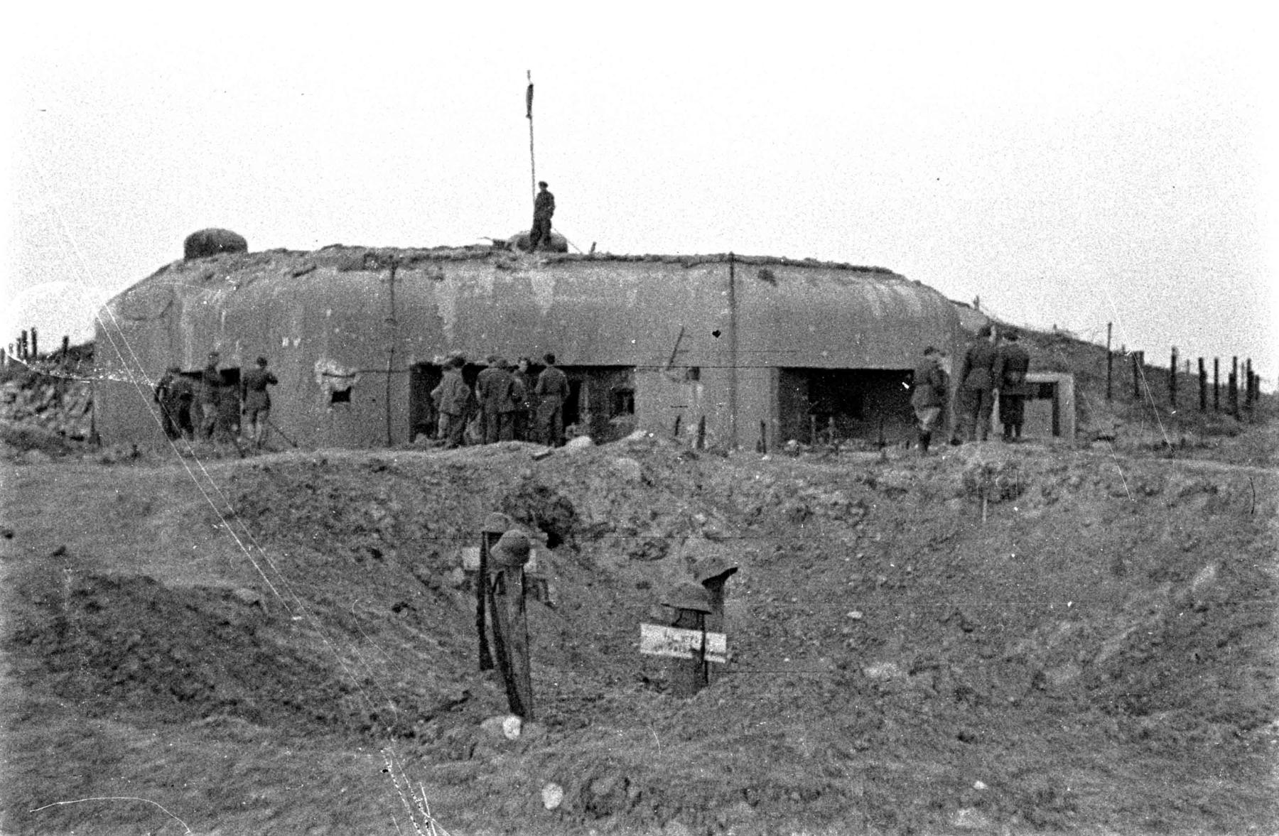 Ligne Maginot - OBERROEDERN NORD - (Casemate d'infanterie - Double) - Photo prise après les combats
La casemate avec les tombes de soldats allemands - Albert HAAS