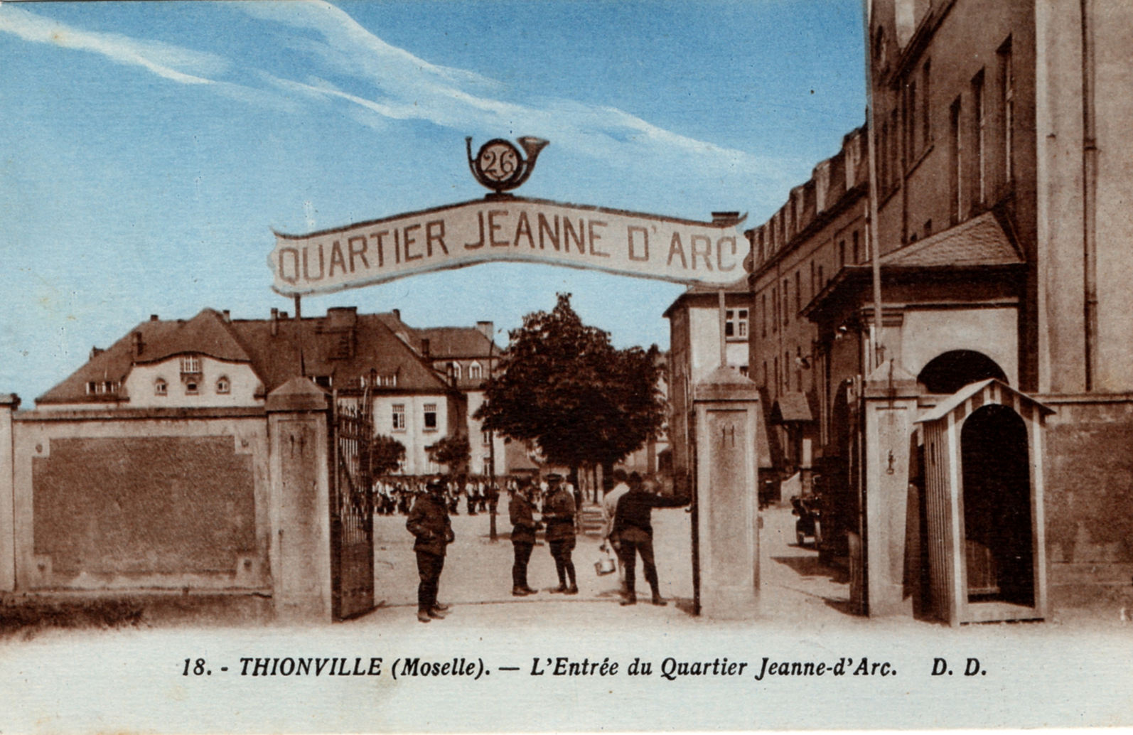 Ligne Maginot - QUARTIER JEANNE D'ARC - (Camp de sureté) - Entrée du Quartier jeanne d'Arc
avec insigne du 26e BCP   - Daniel Delboy