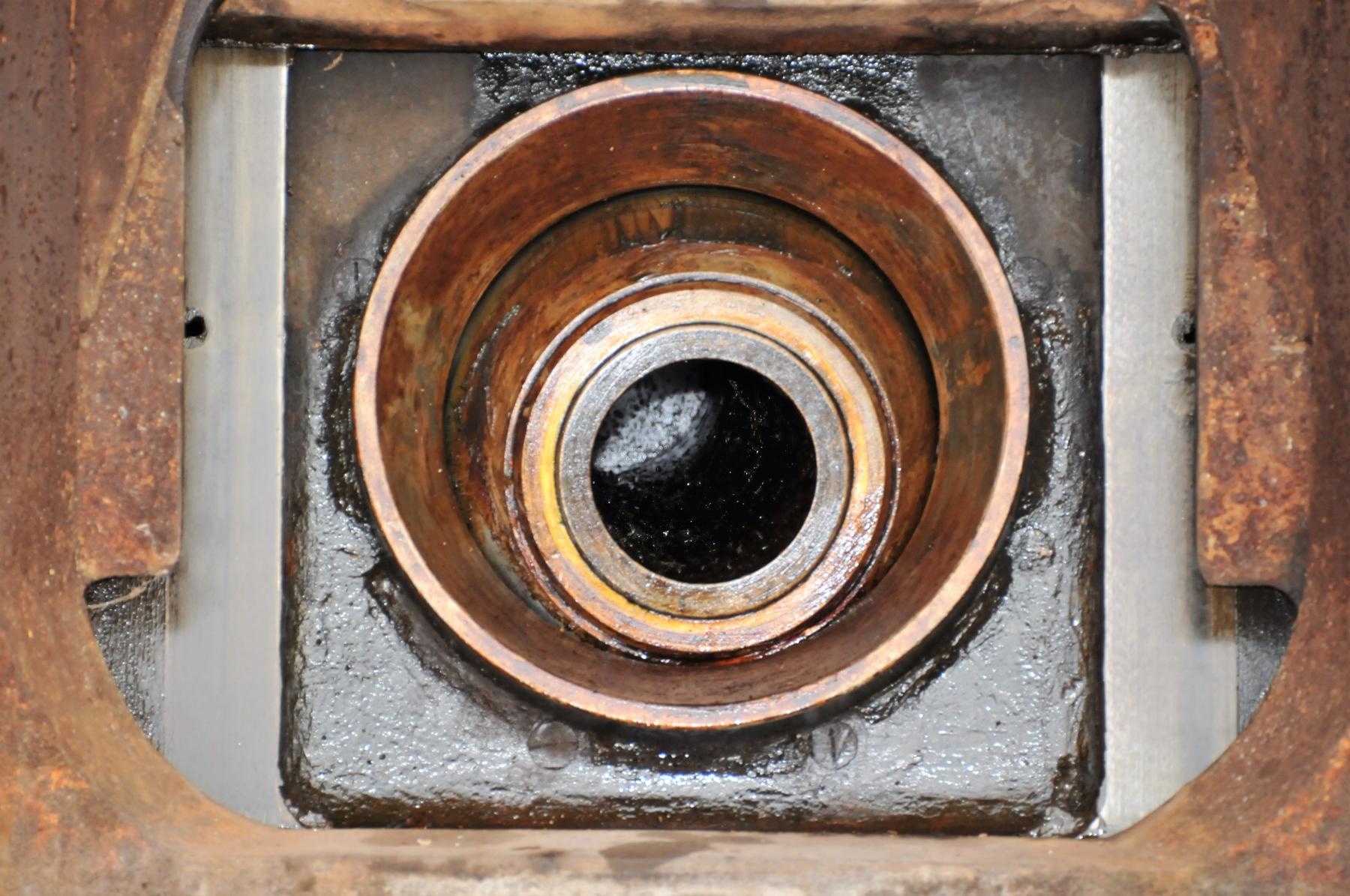 Ligne Maginot - HACKENBERG - A19 - (Ouvrage d'artillerie) - Bloc 9
Le volet blindé de l'embrasure a été soulevé et laisse voir la gueule du lance-bombe de 135mm - Jean FERAUD