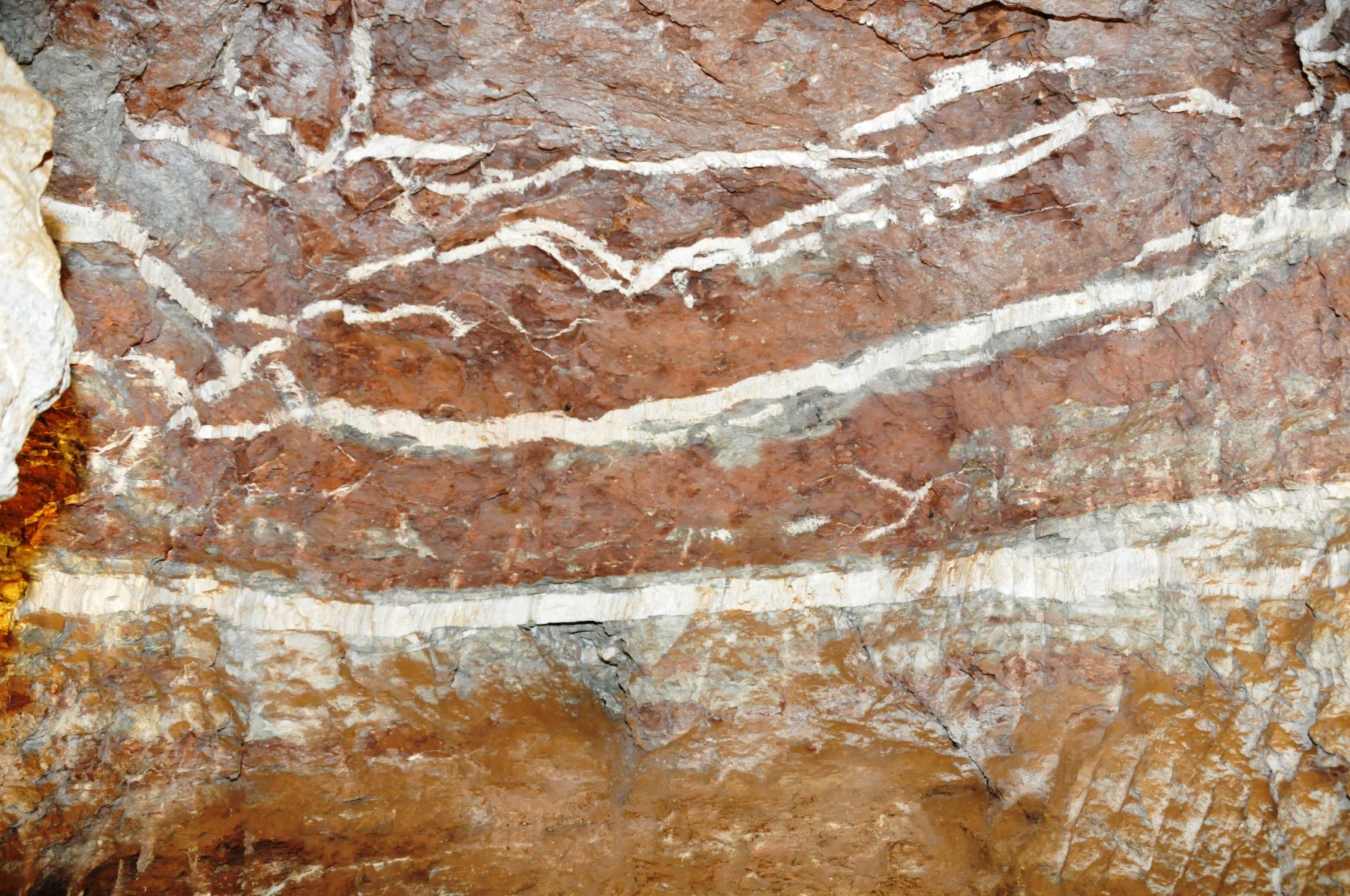 Ligne Maginot - HACKENBERG - A19 - (Ouvrage d'artillerie) - Dans la partie des galeries transformée en musée: recoupe au rocher permettant de voir les argiles rouges et les couches d'anhydrite blanche du Trias - Jean FERAUD