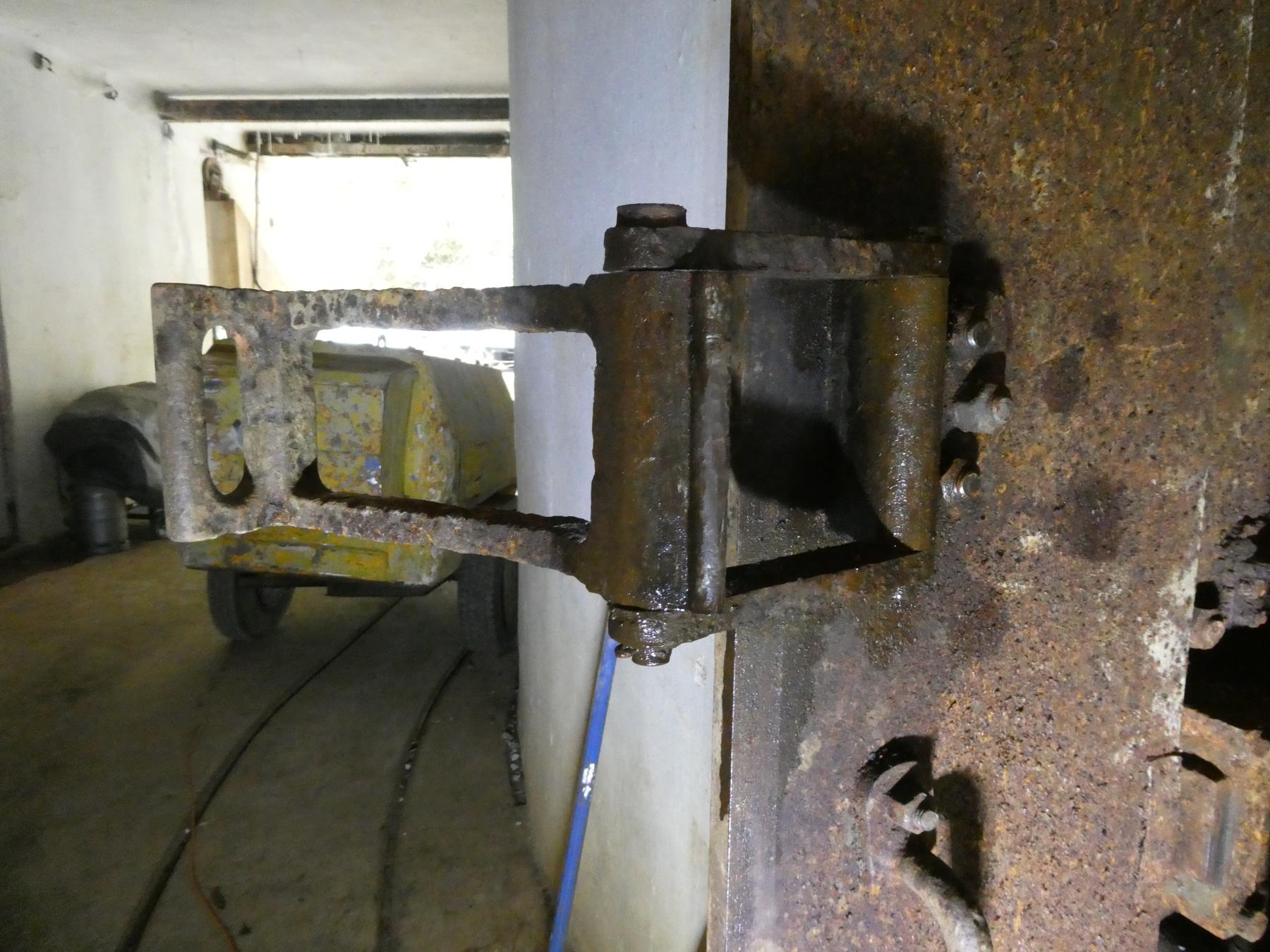 Ligne Maginot - GORDOLON (GN) - (Ouvrage d'artillerie) - Bloc 1
Système de fermeture de la porte blindée (Entrée des munitions). Fermeture centrale, la poignée est verrouillée sur la partie fixe. - ELLENA Daniel - CUNY Philippe