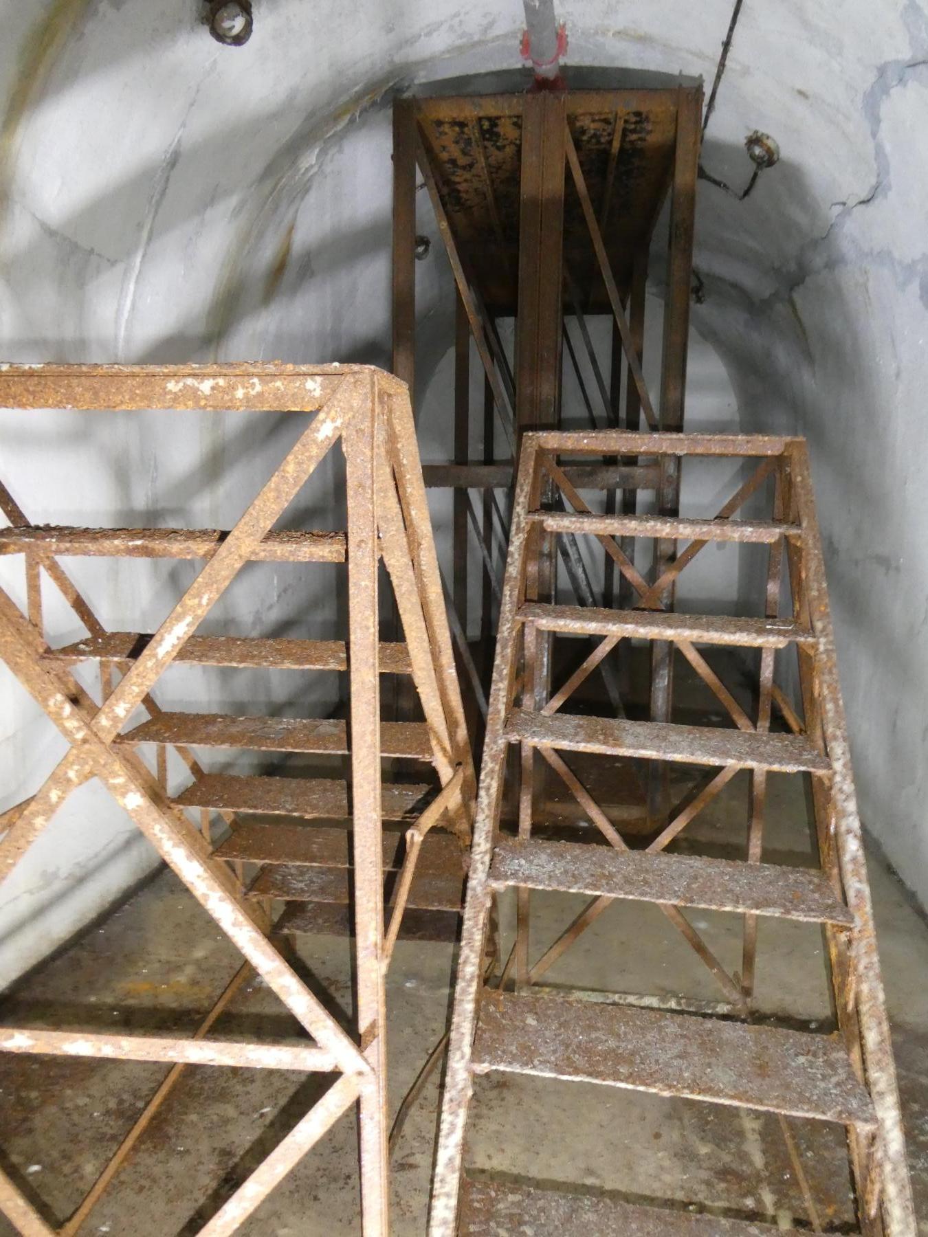 Ligne Maginot - GORDOLON (GN) - (Ouvrage d'artillerie) - Etage intermédiaire
Magasins à munitions de 81 du bloc 2 avec escabeaux métalliques. - ELLENA Daniel - CUNY Philippe