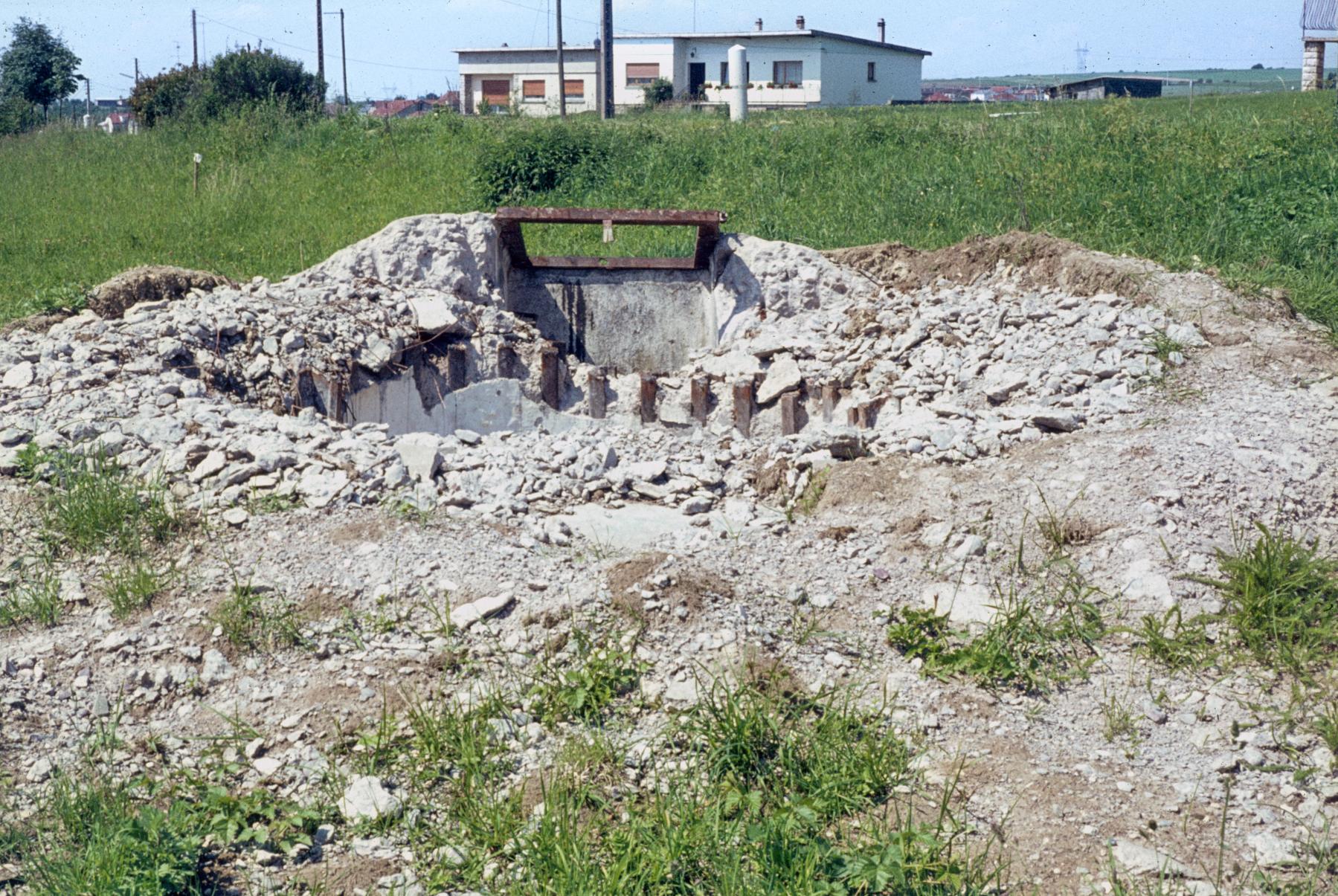 Ligne Maginot - ACP2 - (Blockhaus pour arme infanterie) - Après l'enlèvement du cuirassement - MANSUY Michel
