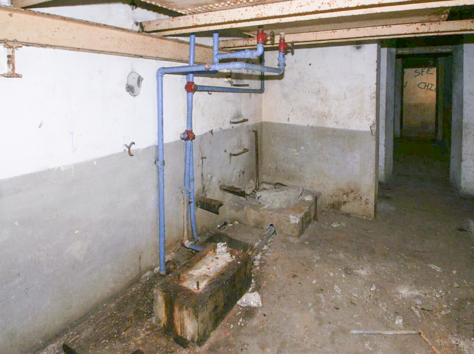 Ligne Maginot - KOENIGSBRUCK - (Abri) - Les socles de la citerne et le puits de la casemate - duomaxw