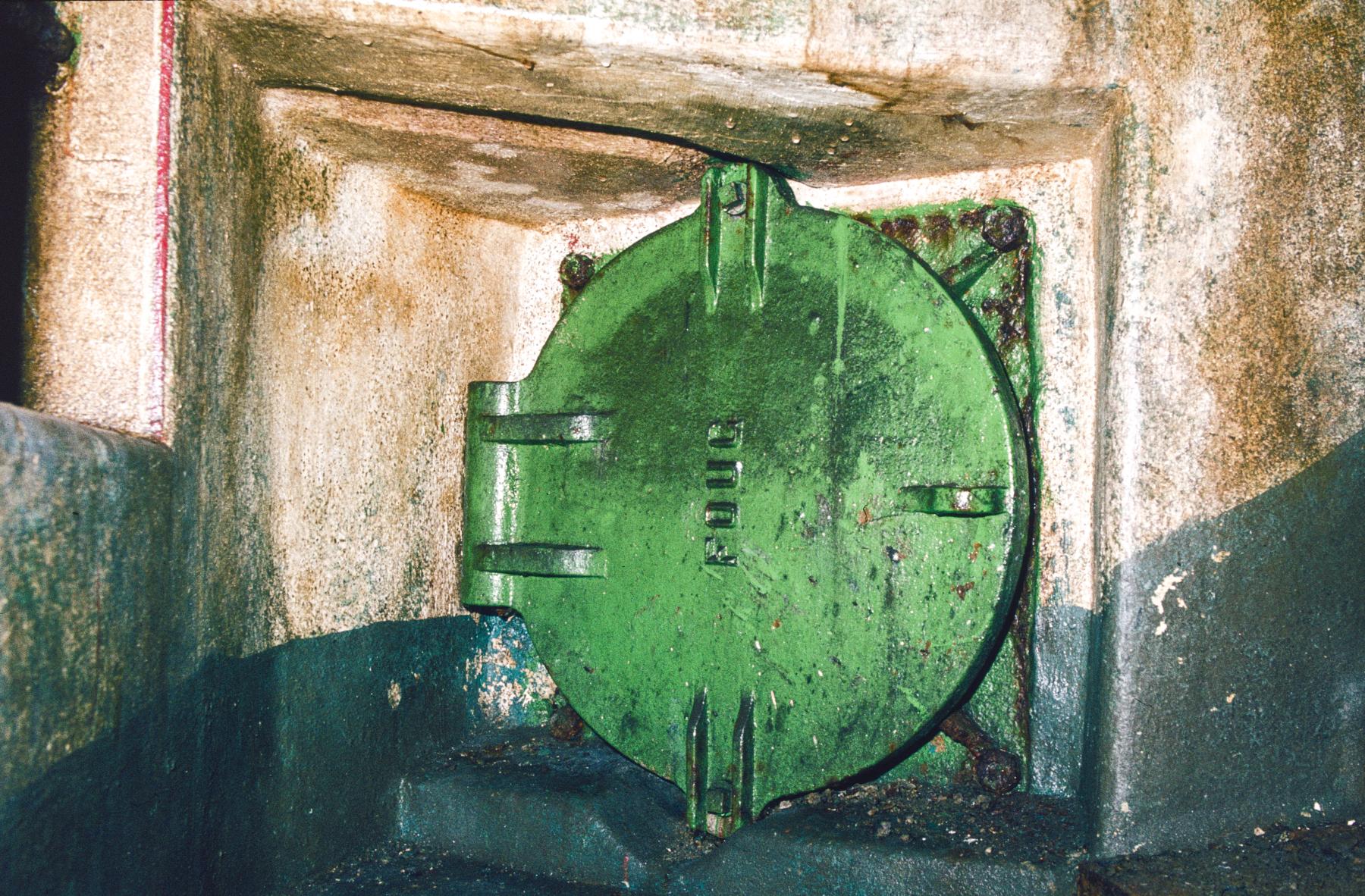 Ligne Maginot - TETING - A38 - (Ouvrage d'infanterie) - Usine électrique
Accès à la chambre de détente des gaz d'échappement - MANSUY Michel