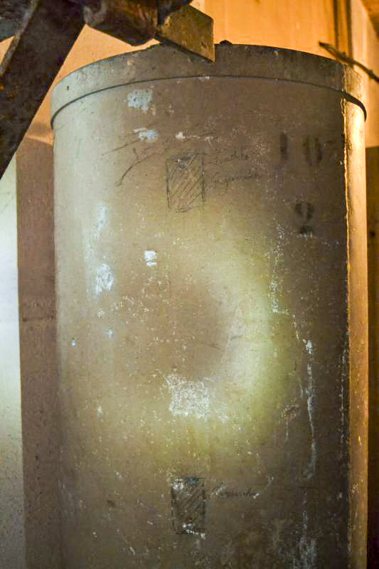 Ligne Maginot - BOIS DE CATTENOM - X14 - (Abri) - Bac à sel de l'adoucisseur d'eau Zerhyd
 Face arrière: la chaînette et la boule ont disparu. Les indications de niveau régénération et fin de régénération sont manuscrites. Il n'y a pas de plaque d'identification de fournisseur.