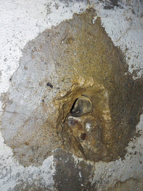 Ligne Maginot - LA VIGNETTE (1°BON 136°RIF) - (PC de Quartier) - Gaine d'arrivée des câbles dans le couloir de l'abri. - Fabrice THOMASSIN