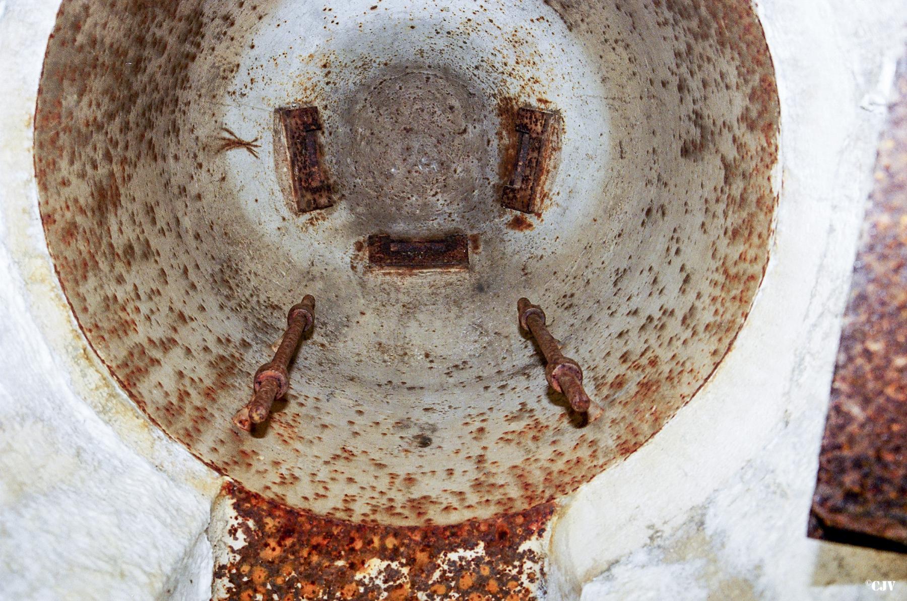 Ligne Maginot - B775 - BOIS DES AUVENELLES - (Blockhaus pour canon) - L'intérieur de la cloche - Caspar Vermeulen