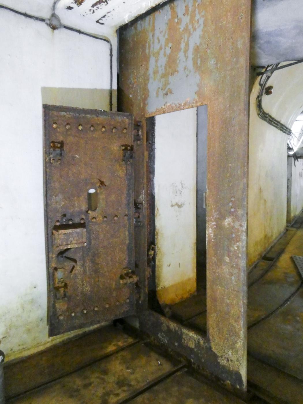 Ligne Maginot - GORDOLON (GN) - (Ouvrage d'artillerie) - Bloc 1
Porte blindée roulante - ELLENA Daniel - CUNY Philippe