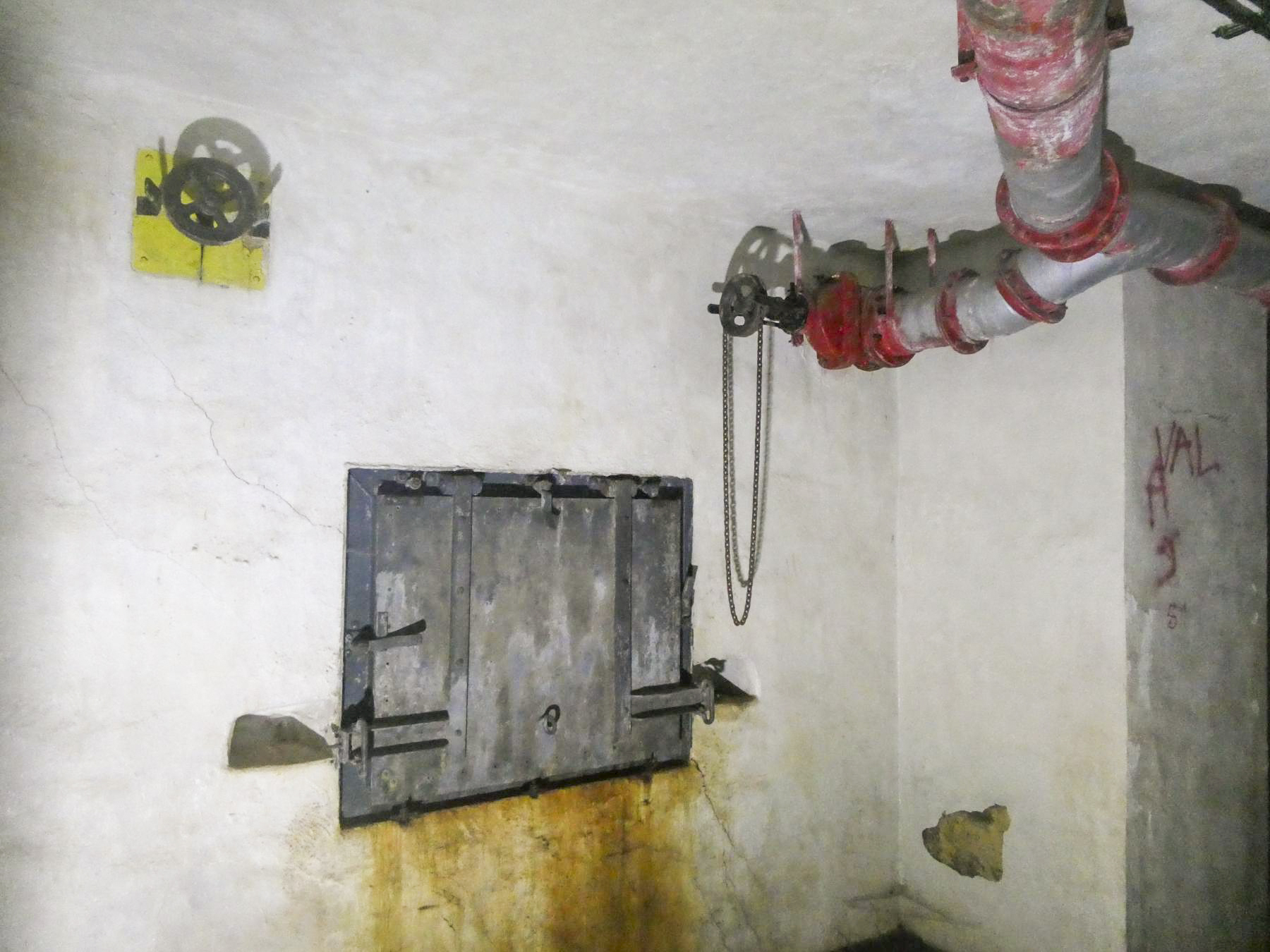 Ligne Maginot - GORDOLON (GN) - (Ouvrage d'artillerie) - Bloc 3
Réception des douilles de 75 mm avec les vannes de ventilation. - ELLENA Daniel - CUNY Philippe