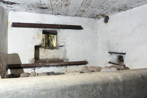 Ligne Maginot - CB14 - (Blockhaus pour canon) - On notera la position discutable au point de vue commodité, du créneau de tir situé a droite, et ayant pour mission de défendre la porte d'accès. Cette dernière est également équipée d'un créneau de défense.