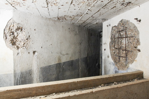 Ligne Maginot - CB14 - (Blockhaus pour canon) - Vue de l'autre chambre de tir. On peut facilement voir la trajectoire du projectile. - www.arnaultjl-photo.com