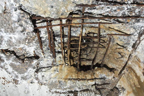 Ligne Maginot - CB14 - (Blockhaus pour canon) - Dégâts occasionnés sur la dalle supérieure.