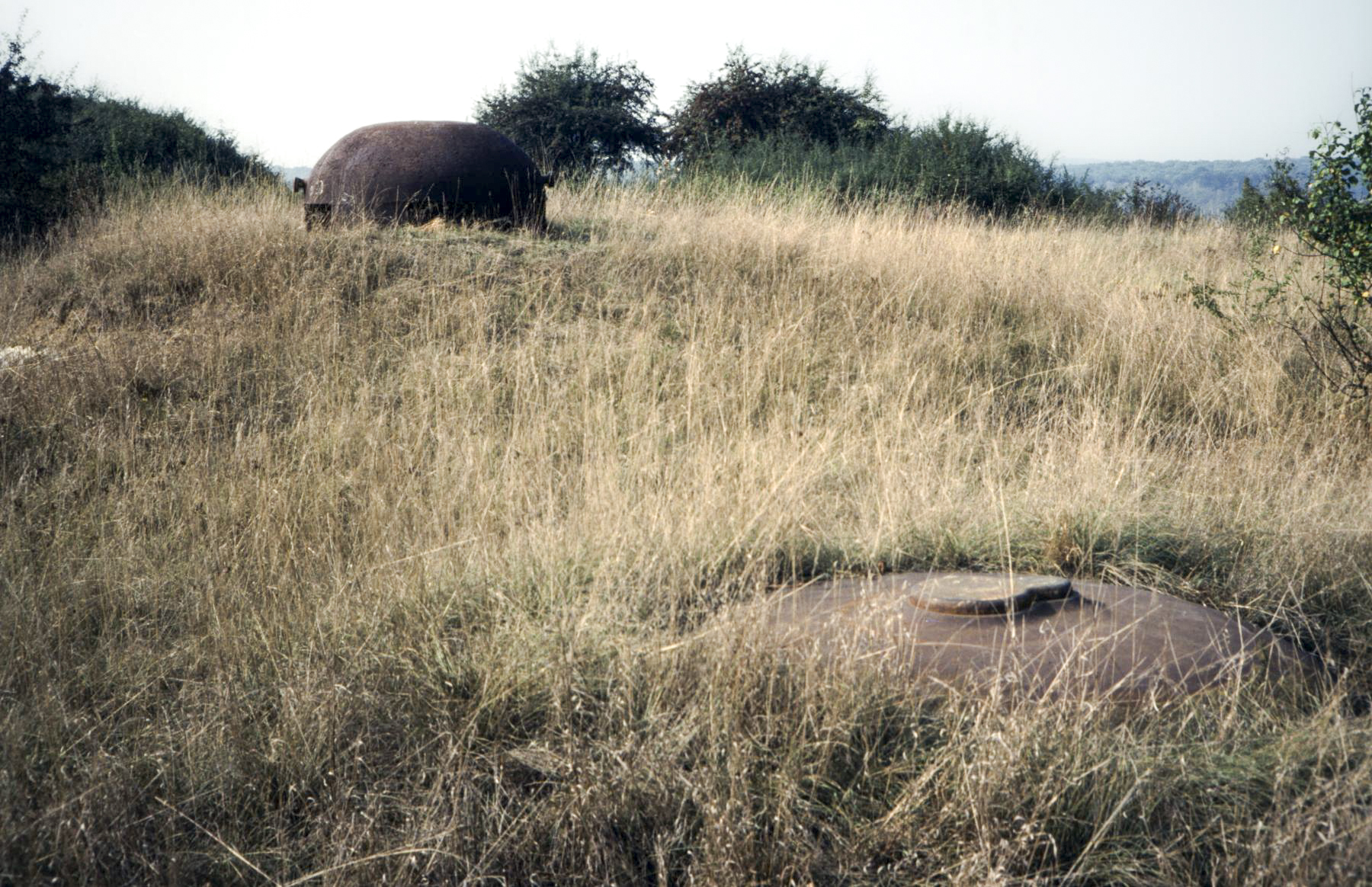 Ligne Maginot - CATTENOM - O20 - (Observatoire d'artillerie) - Dessus de l'observatoire. 
Cloche Obs au premier plan, cloche GFM au second plan. - Michel Teiten