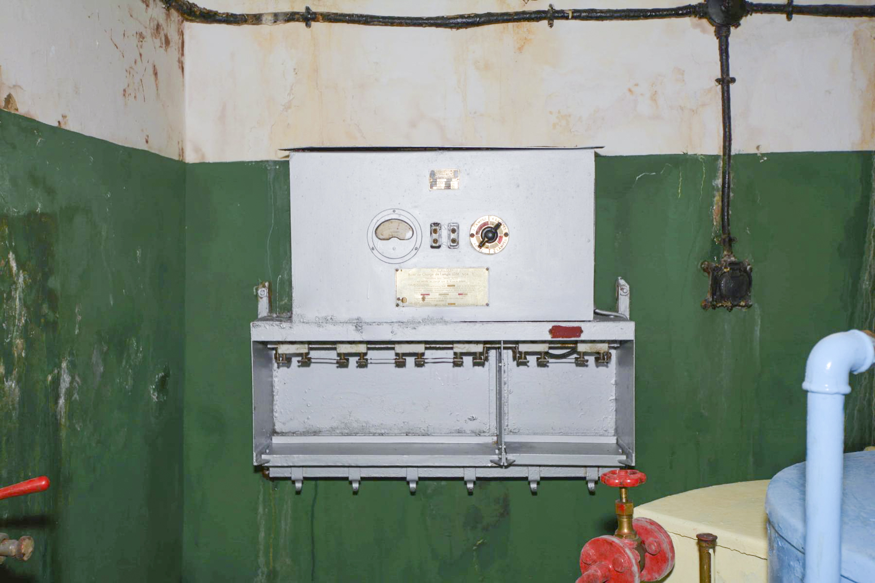 Ligne Maginot - SAINT GOBAIN - (Ouvrage d'infanterie) - Chargeur pour lampes de secours SAFT - Pascal Lambert