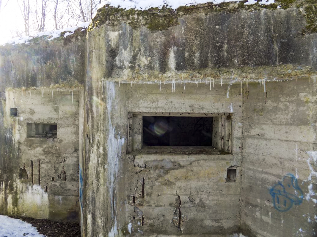 Ligne Maginot - A54 - CROIX BLONDEAU - (Casemate d'infanterie - Simple) - Face frontale, créneau gauche. (Noter que c'est très grande).