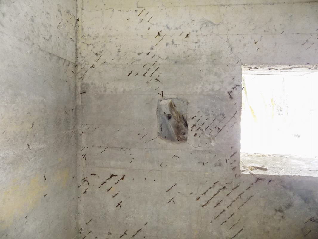 Ligne Maginot - A54 - CROIX BLONDEAU - (Casemate d'infanterie - Simple) - Créneau AC (gauche) avec goulotte à grenade gauche