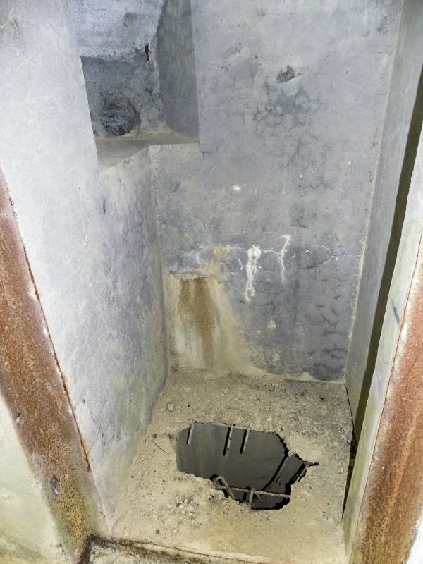 Ligne Maginot - A56 - BOUT D'EN HAUT - (Casemate d'infanterie - Double) - A gauche de l'entrée hommes, goulotte de grenade et le sol 'cassé'.