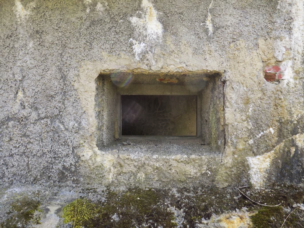Ligne Maginot - A57 - AVANCÉE DE ROCROI - (Casemate d'infanterie - Double) - Face gauche créneau Hotchkiss. 
L'embrasure a été réduite avec des briques recouverte du crépi de finition des murs du bloc.