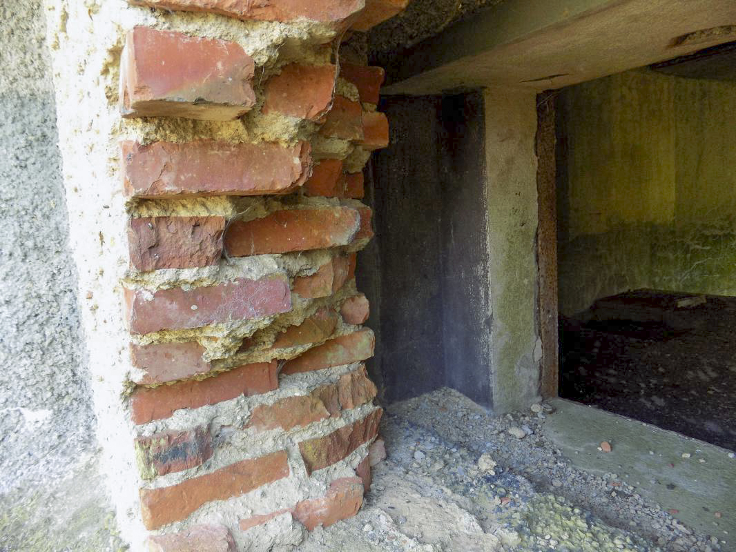 Ligne Maginot - A57 - AVANCÉE DE ROCROI - (Casemate d'infanterie - Double) - Face gauche créneau AC 
Le créneau a été réduit avec les briques comme le créneau pour mitrailleuse  Hotchkiss situé à coté. 
Les briques ont ensuite été cassées en partie pour agrandir le champ de tir.