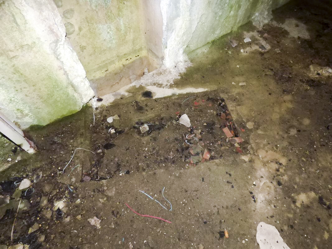 Ligne Maginot - B818 - LA TAILLE LAMBEAUX - (Blockhaus pour canon) - La chambre de tir du flanquement droit
La gaine d'aération du niveau inférieur et l'emplacement de la base du support métallique de la bêche gauche du canon