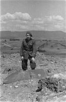 Ligne Maginot - SCHOENENBOURG - (Ouvrage d'artillerie) - Le Lt Haas (Hochwald) à coté de l'un des obus  de 420 non explosés sur les dessus  de l'ouvrage