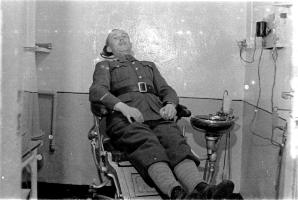 Ligne Maginot - HOCHWALD - (Ouvrage d'artillerie) - Le cabinet du dentiste
Le SLt Albert Haas en figurant