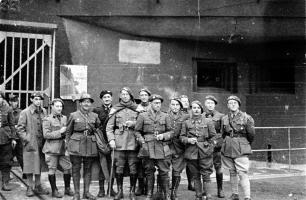 Ligne Maginot - HOCHWALD - (Ouvrage d'artillerie) - Officiers de l'ouvrage devant l'entrée munitions
De gauche à droite :  ?, ?, Cne Ducout, Cne Walter, Cdt ?,Cne Boutry, Cne Nuninger, ?, ?, Cne Roy, ?,Lt Forquin Robert