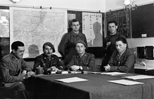 Ligne Maginot - HOCHWALD - (Ouvrage d'artillerie) - Le PCI
Lt Weisè,, Cne Roy, SLT Haas, ?