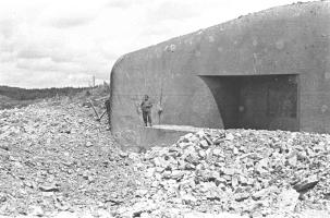 Ligne Maginot - HOCHWALD - (Ouvrage d'artillerie) - Bloc 12
Casemate d'artillerie
Les abords du bloc après les combats