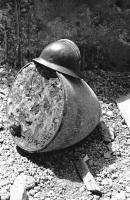Ligne Maginot - HOCHWALD - (Ouvrage d'artillerie) - Bloc 13
Tête d'obus de 420 mm 
Le casque donne l'échelle