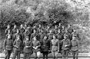 Ligne Maginot - HOCHWALD - (Ouvrage d'artillerie) - Une partie de l'équipage de l'ouvrage
Au cebntre en bas, le Cne Nuninger commandant l'infanterie de l'ouvrage, le Cne ?, le Cne Walter commandant en second et le Lt Barthel commandant le bloc 8 (EM)